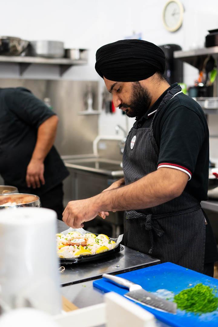 Pour déguster des fruits de mer frais partout à Montréal, choisissez le service de livraison de Huîtres en mouvement.