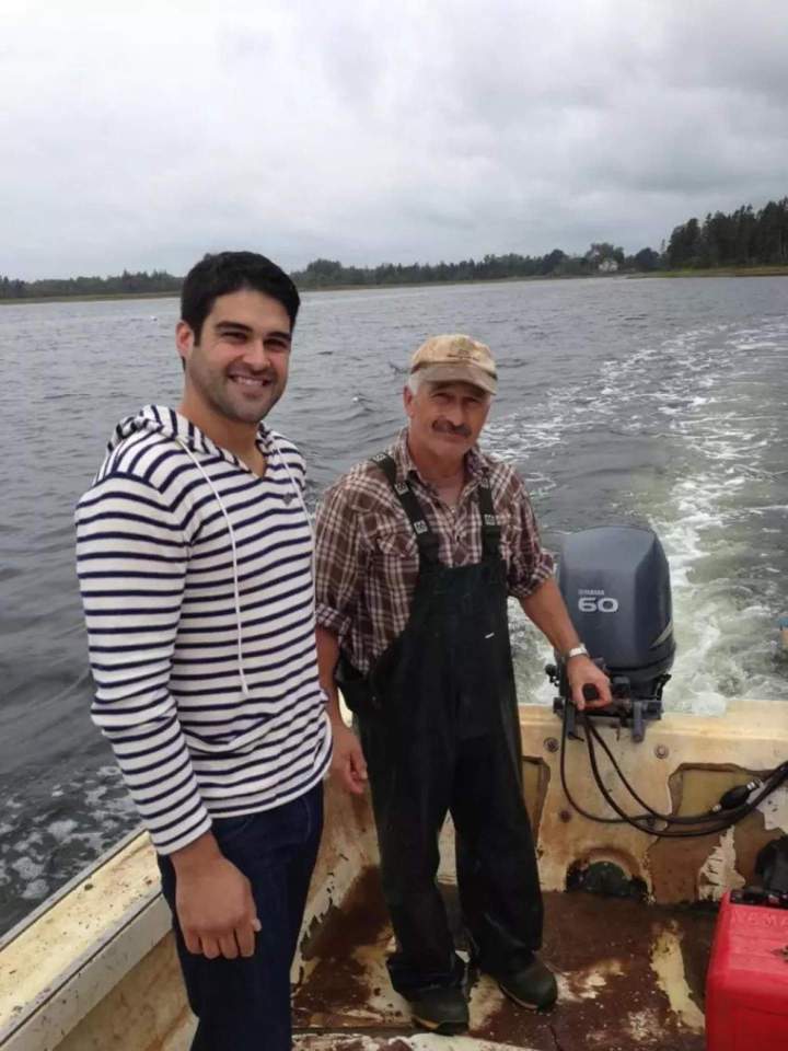 To guarantee the freshest premium-quality products to our clients, we carry out sampling straight out of the sea. This is our favourite part of the trip.