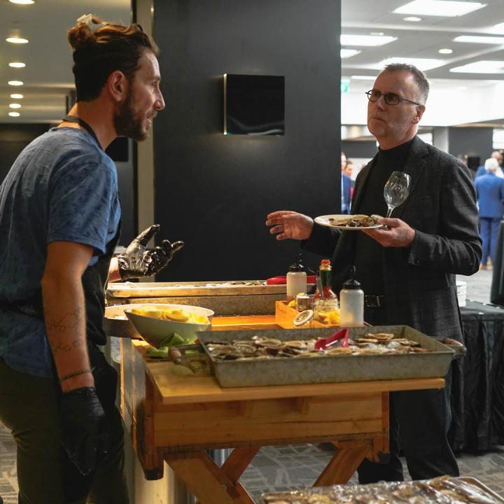 La boutique Huîtres en mouvement est spécialisée dans la préparation de la variété Raspberry Point pour satisfaire les passionnés des produits de la mer à Montréal.